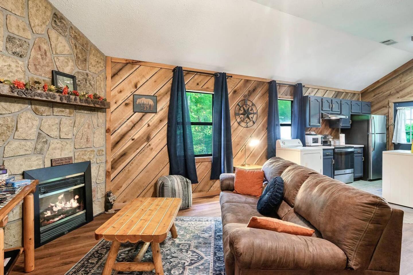 Romantic Mtn Cabin Hot Tub & Jacuzzi Views Sevierville Eksteriør billede