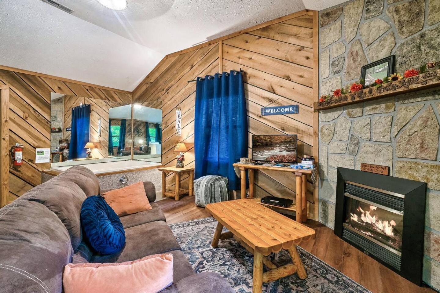 Romantic Mtn Cabin Hot Tub & Jacuzzi Views Sevierville Eksteriør billede